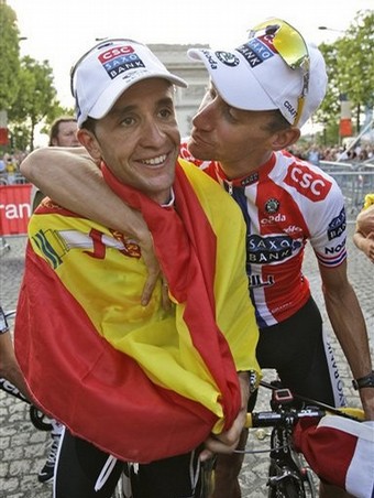 Winner Carlos Sastre is hugged by teammate Kurt-Asle Arvesen 